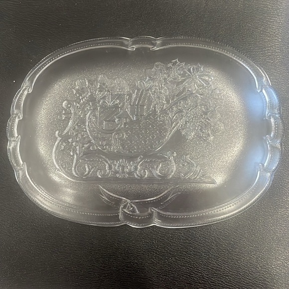Vintage Mikasa Japan Santa’s Sleigh Frost pattern clear glass serving platter. - Picture 9 of 11